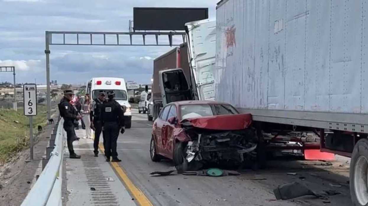Vehículo queda aprisionado debajo de tráiler tras accidente en la México - Querétaro.