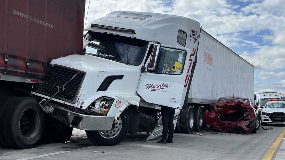 Vehículo queda aprisionado debajo de tráiler tras accidente en la México - Querétaro.