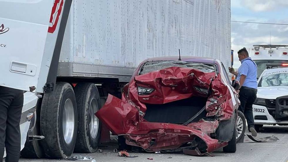 Vehículo queda aprisionado debajo de tráiler tras accidente en la México - Querétaro.