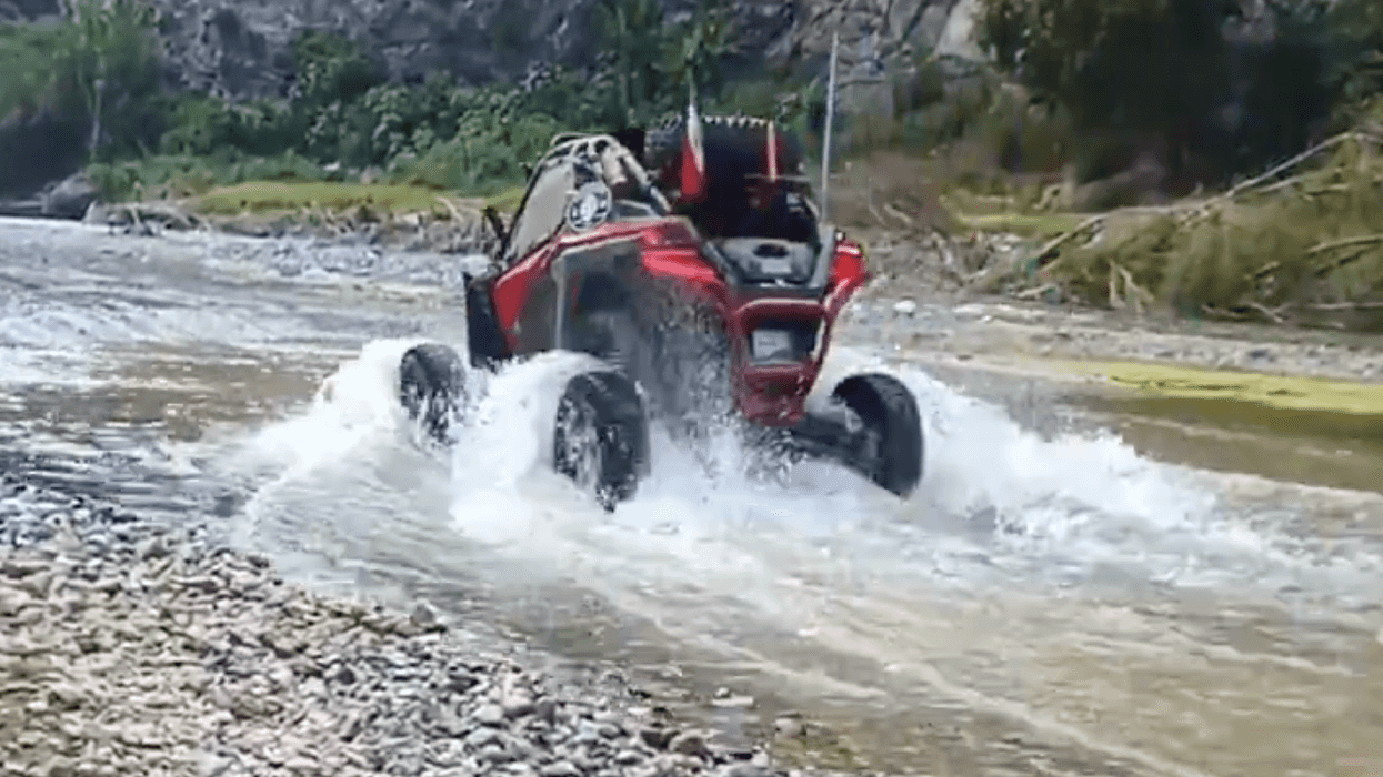 Vehículo Razer circulando en área natural de Sierra Gorda Querétaro causando daño ambiental