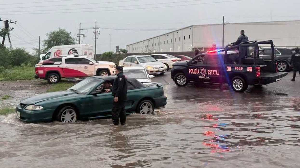 Vehículo varado en una vialidad inundada de Culiacán, con apoyo de la Policía Estatal Preventiva de Sinaloa durante las lluvias del 17 de agosto de 2026.