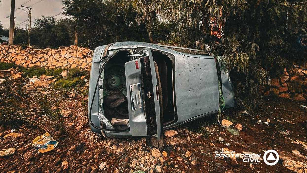 Vehículo volcado a un costado de la carretera San Miguel Amazcala-Atongo, en El Marqués