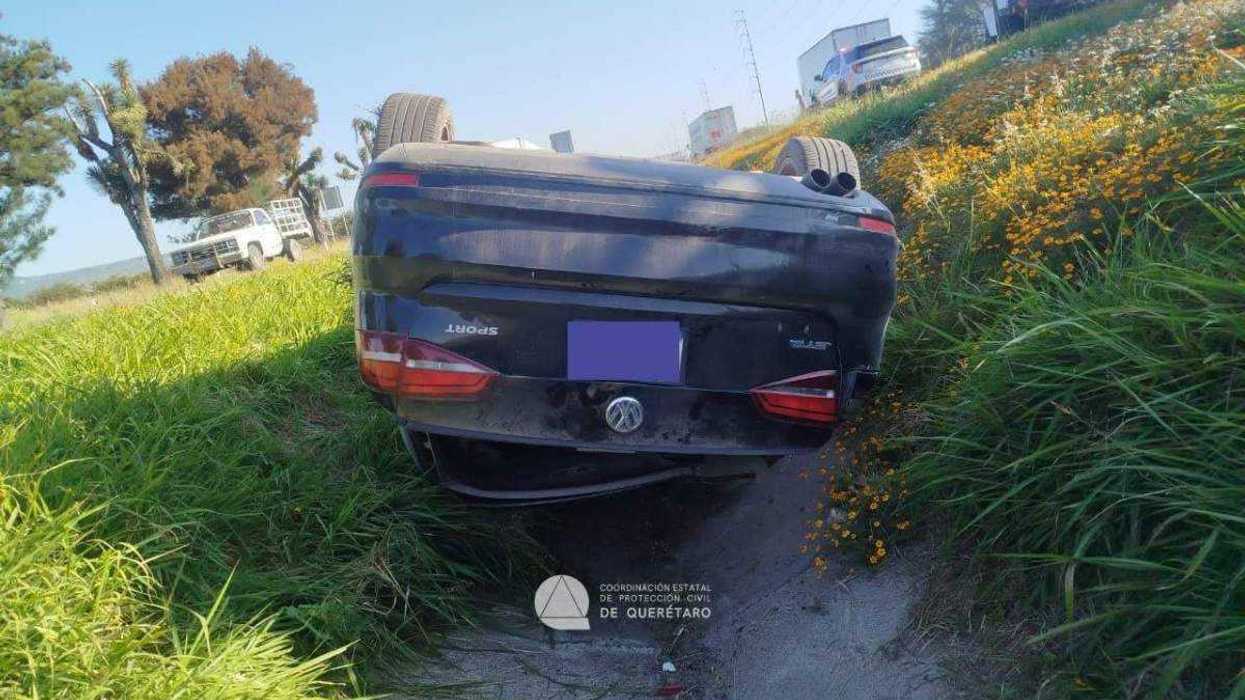 Vehículo volcado con neumáticos arriba carretera federal Querétaro San Luis Potosí altura Jofre.