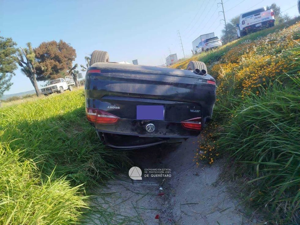 Vehículo volcado con neumáticos arriba carretera federal Querétaro San Luis Potosí altura Jofre.