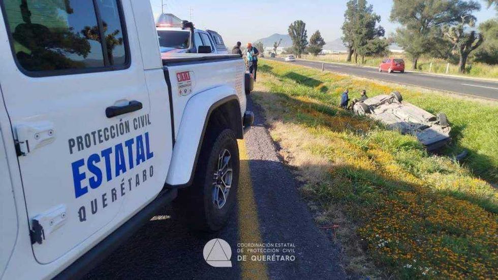 Vehículo volcado con neumáticos arriba carretera federal Querétaro San Luis Potosí altura Jofre.