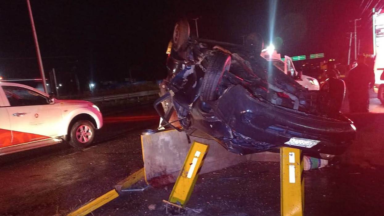 Vehículo volcado sobre un durmiente perimetral de la estación PEMEX en la Carretera Federal 45, colonia Osiris, Zacatecas, con unidades de Protección Civil en el lugar