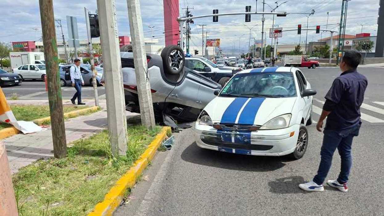 Vehículo volcado tras accidente en avenida Sombrerete y bulevar de la Nación, en Querétaro.