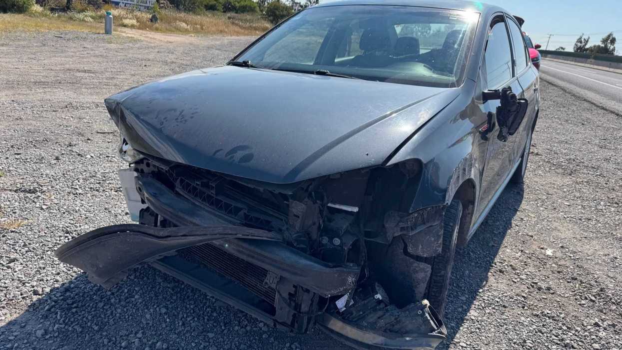 Vehículo vuelca tras ser impactado en la carretera Palmillas-Huichapan.