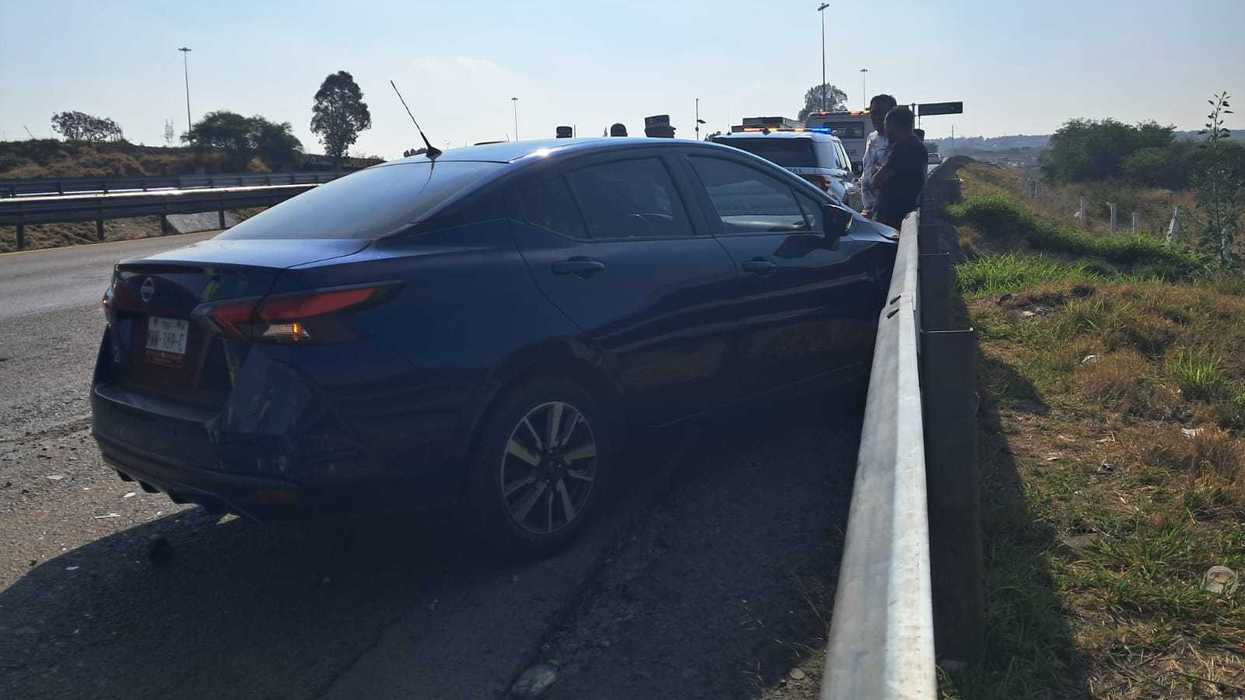 Vehículos accidentados en el kilómetro 160 de la autopista México-Querétaro en San Juan del Río
