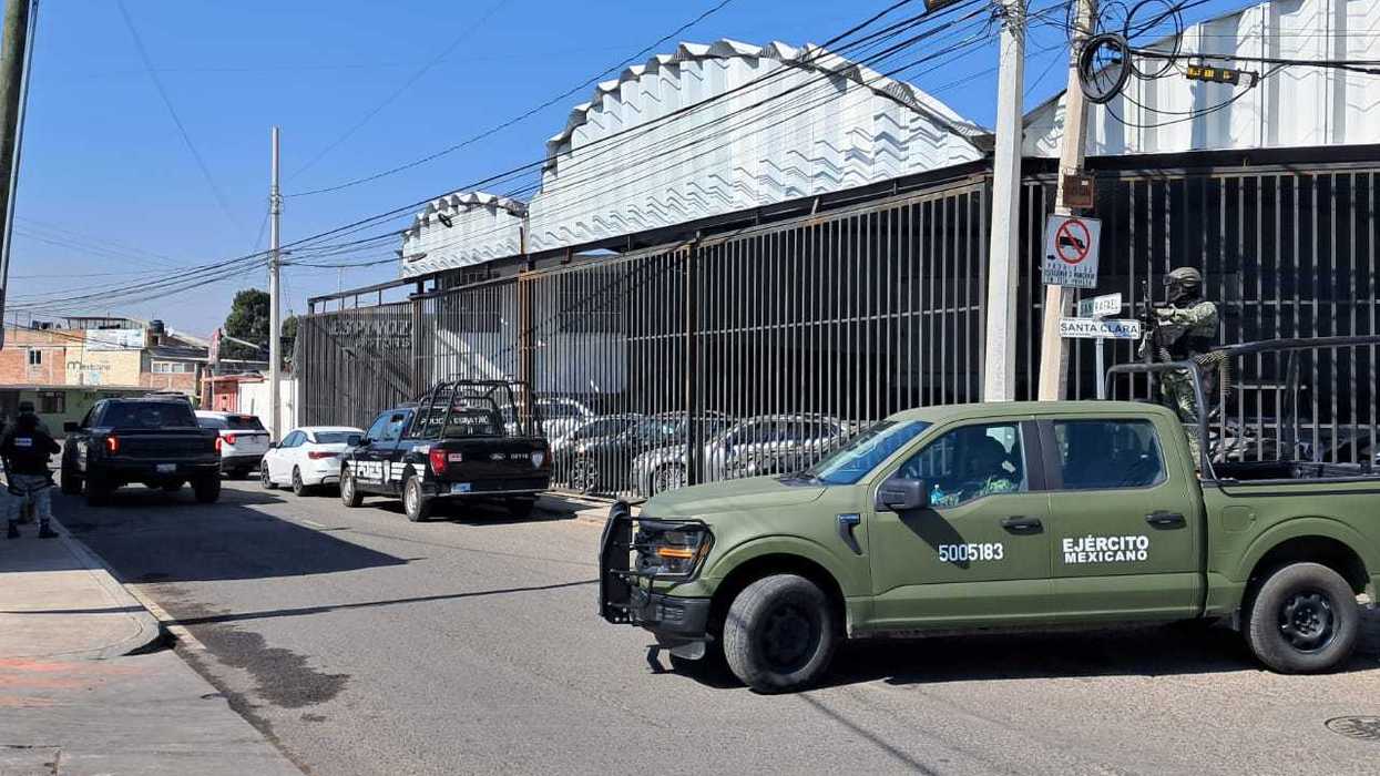 Vehículos asegurados durante los cateos simultáneos contra lotes ilegales vinculados a operaciones ilícitas del crimen organizado en San Juan del Río