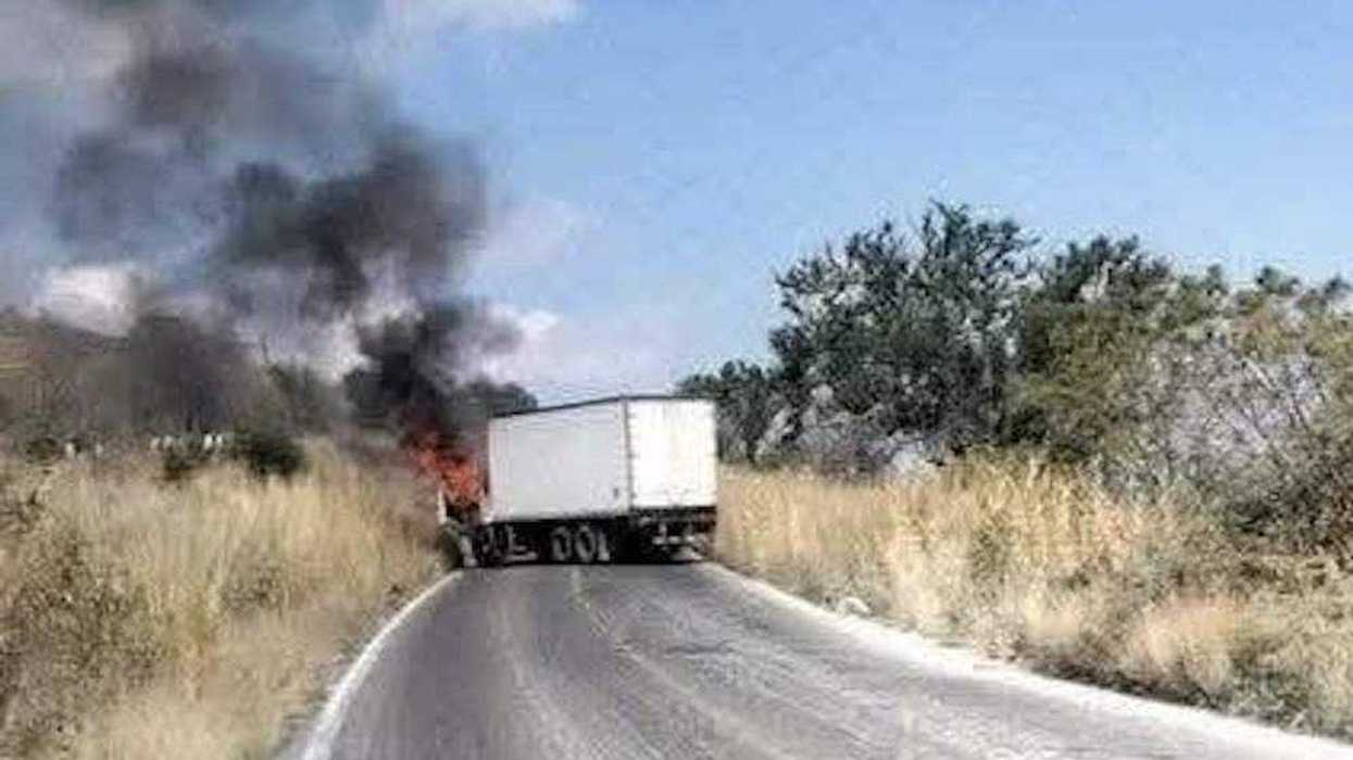 Vehículos bloqueados e incendiados en carretera de Michoacán durante operativo policial el 17 de noviembre de 2025.