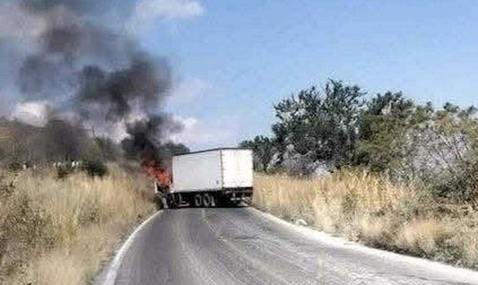 Vehículos bloqueados e incendiados en carretera de Michoacán durante operativo policial el 17 de noviembre de 2025.