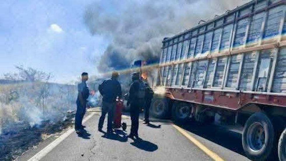 Vehículos bloqueados e incendiados en carretera de Michoacán durante operativo policial el 17 de noviembre de 2025.