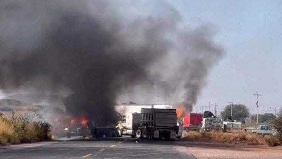 Vehículos bloqueados e incendiados en carretera de Michoacán durante operativo policial el 17 de noviembre de 2025.