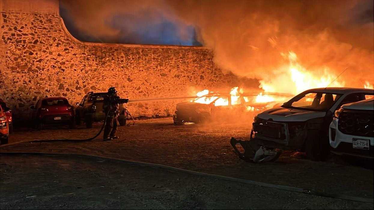 Vehículos calcinados tras incendio en patio de resguardo automotriz en Desarrollo San Pablo, Querétaro