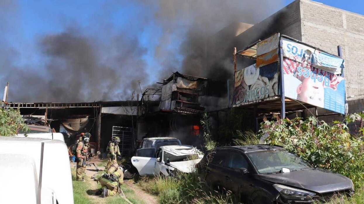 Vehículos dañados y humo negro durante incendio en un predio de Bosques de la Hacienda, Querétaro