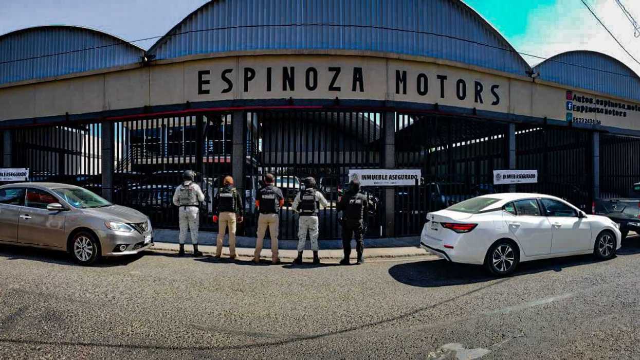 Vehículos de alta gama y bienes asegurados durante los nueve cateos simultáneos del operativo Sinergia por Querétaro en San Juan del Río