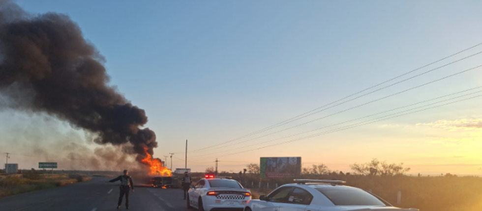 Vehículos de carga fueron incendiados en carreteras federales de Zacatecas como parte de la estrategia de bloqueo implementada por grupos de la delincuencia organizada. Foto: GN Carreteras.