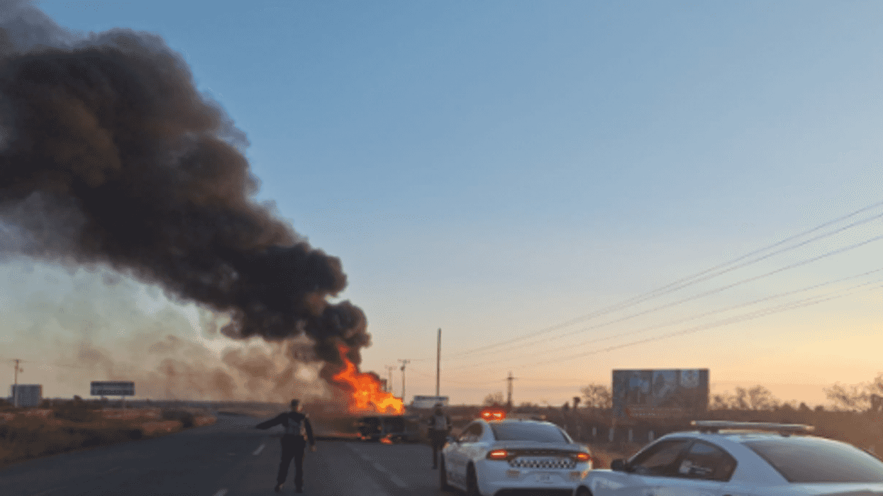 Vehículos de carga fueron incendiados en carreteras federales de Zacatecas como parte de la estrategia de bloqueo implementada por grupos de la delincuencia organizada. Foto: GN Carreteras.