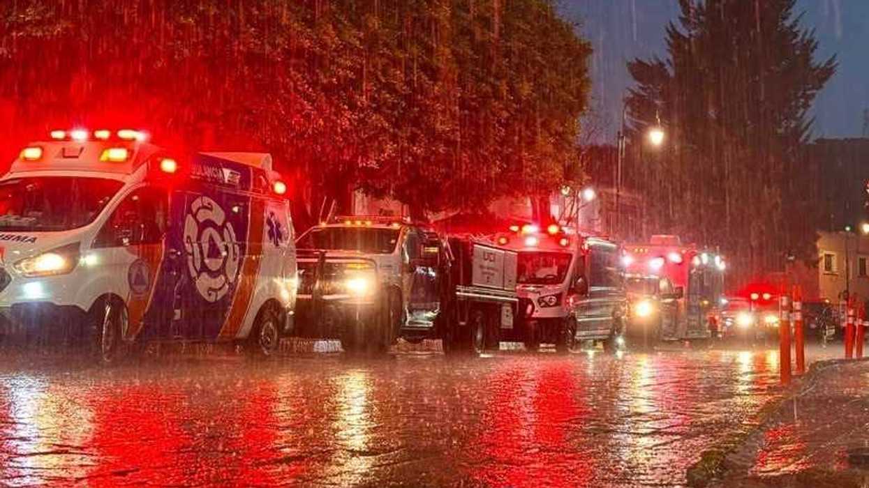 Vehículos de emergencia de Protección Civil de El Marqués permanecen en el lugar durante la lluvia intensa registrada en La Cañada.