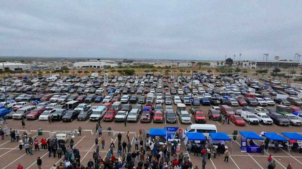 Vehículos de la Caravana Migrante del Orden y la Legalidad durante su partida desde Laredo, Texas, con destino a Querétaro y otros estados en diciembre 2025.