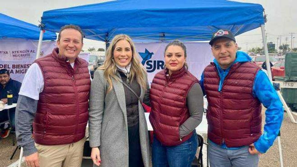 Vehículos de la Caravana Migrante del Orden y la Legalidad durante su partida desde Laredo, Texas, con destino a Querétaro y otros estados en diciembre 2025.