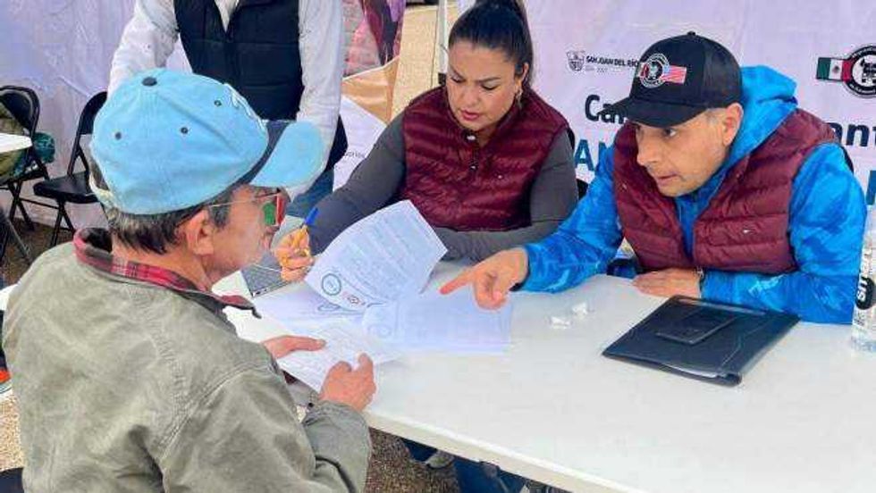 Vehículos de la Caravana Migrante del Orden y la Legalidad durante su partida desde Laredo, Texas, con destino a Querétaro y otros estados en diciembre 2025.