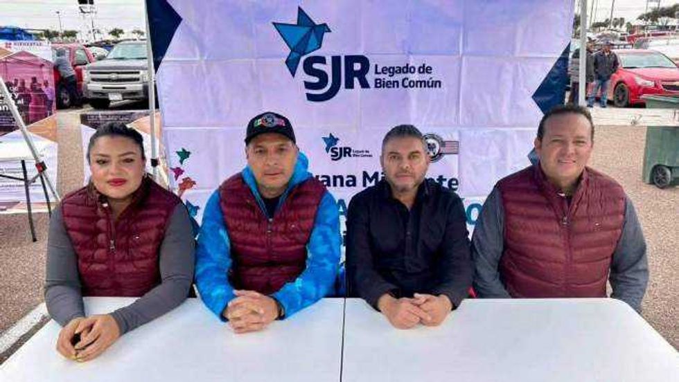Vehículos de la Caravana Migrante del Orden y la Legalidad durante su partida desde Laredo, Texas, con destino a Querétaro y otros estados en diciembre 2025.