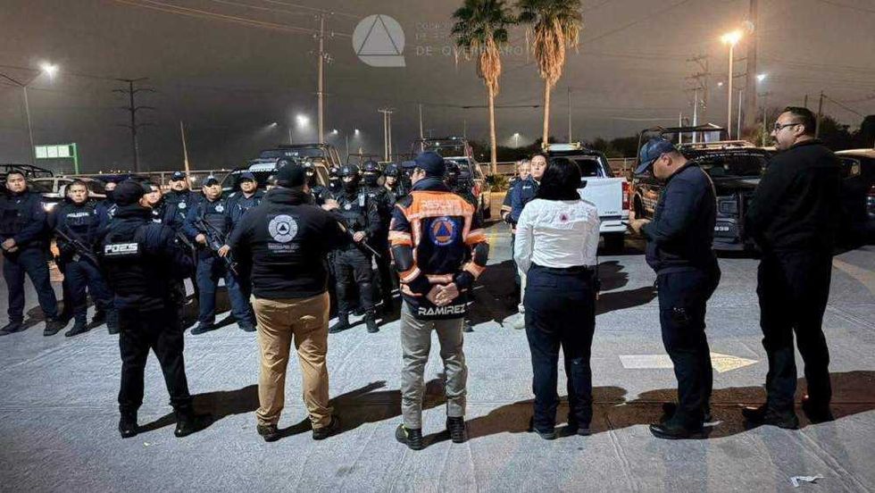 Vehículos de la Caravana Migrante del Orden y la Legalidad durante su partida desde Laredo, Texas, con destino a Querétaro y otros estados en diciembre 2025.