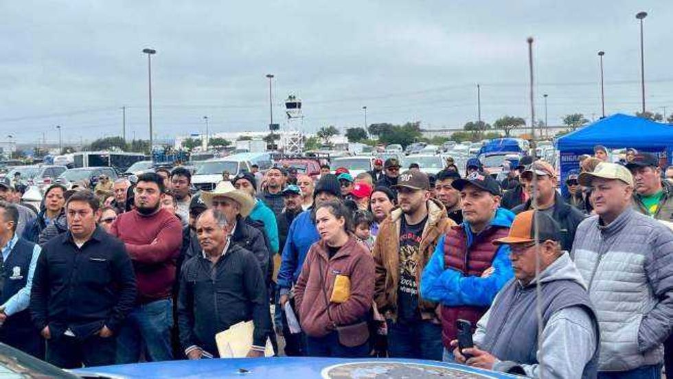 Vehículos de la Caravana Migrante del Orden y la Legalidad durante su partida desde Laredo, Texas, con destino a Querétaro y otros estados en diciembre 2025.