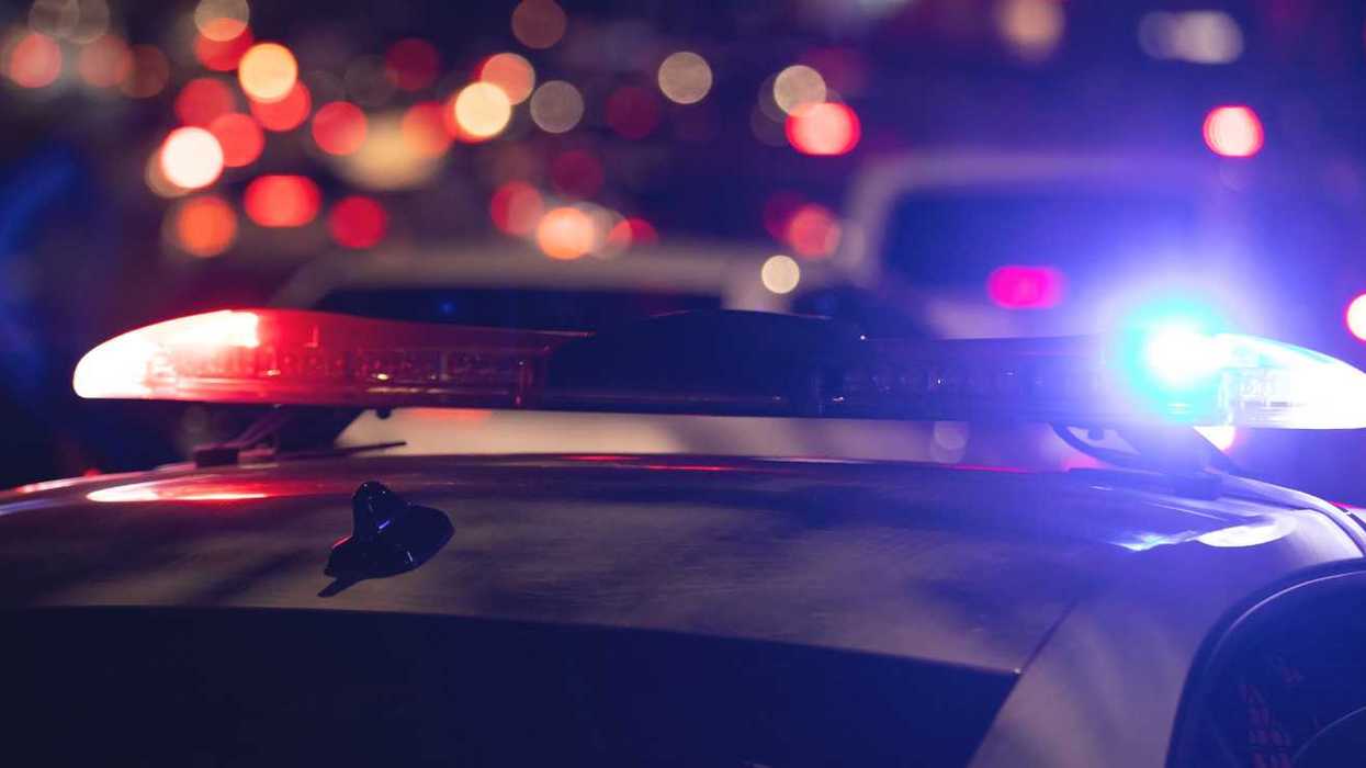 Vehículos de la Fiscalía de Michoacán en el tramo carretero Rincón de Soto-Áporo donde fue hallado el secretario del Ayuntamiento