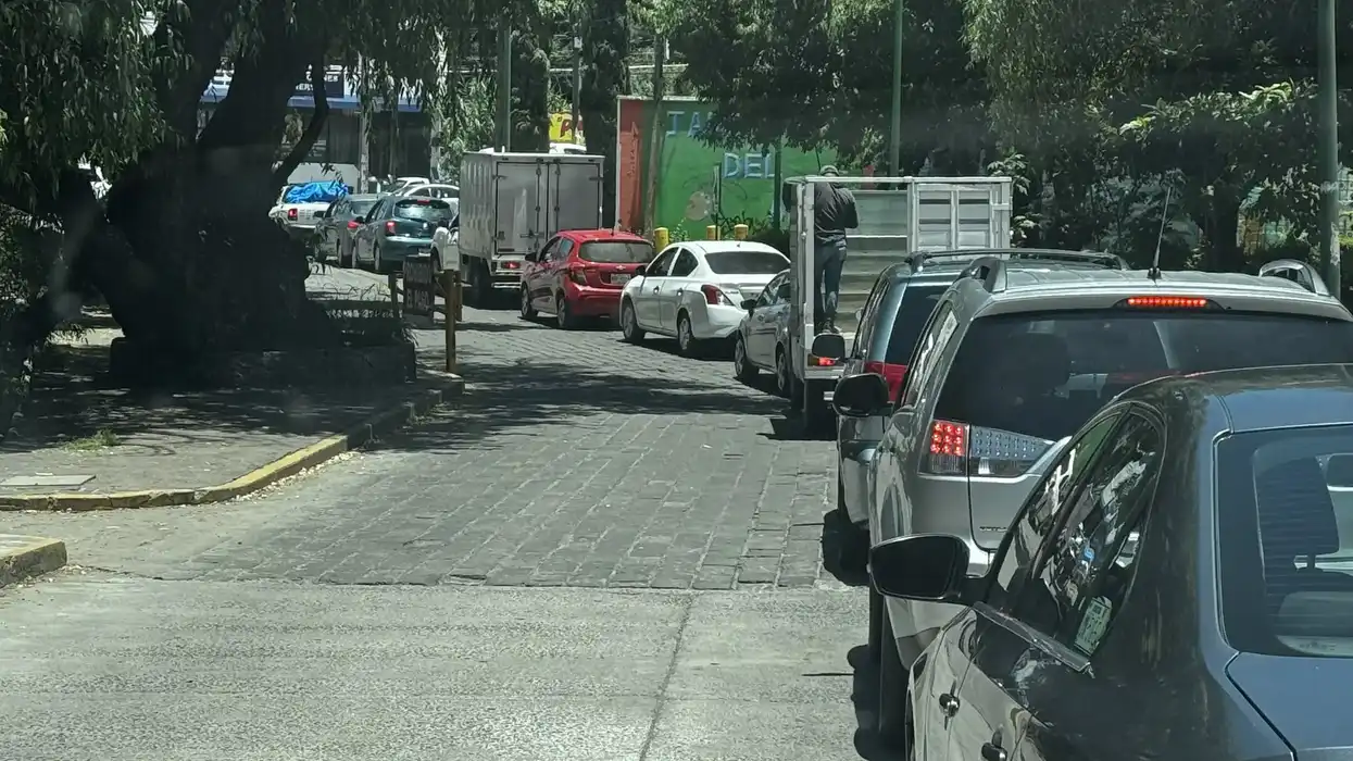 Vehículos detenidos en calle adoquinada de San Juan del Río durante el colapso vial por obras en la autopista México-Querétaro