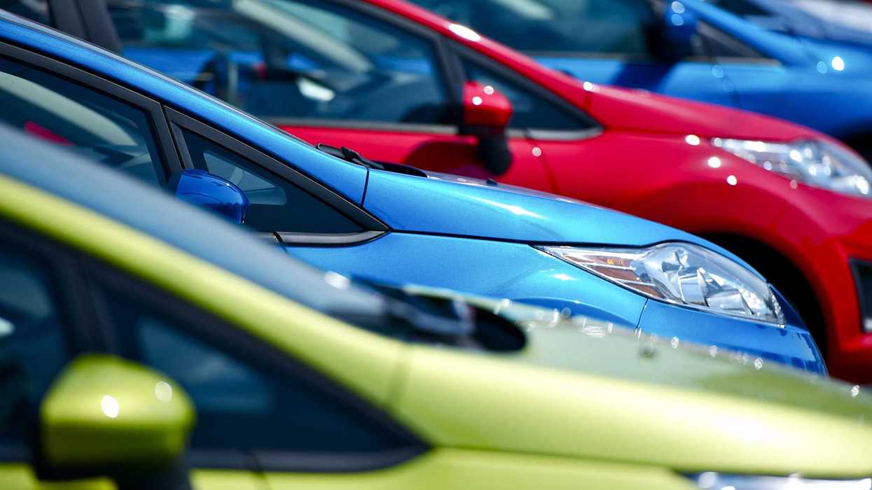 Vehículos usados exhibidos para compraventa en un espacio destinado a la venta de automóviles.