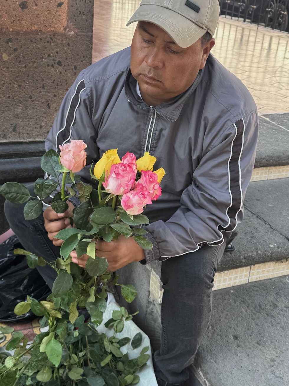 Vendedor de rosas en el Jard\u00edn de la Familia de San Juan del R\u00edo ofrece la docena desde 120 pesos para el D\u00eda del Amor y la Amistad 2026