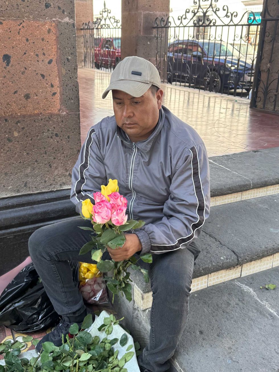 Vendedor de rosas en el Jard\u00edn de la Familia de San Juan del R\u00edo ofrece la docena desde 120 pesos para el D\u00eda del Amor y la Amistad 2026