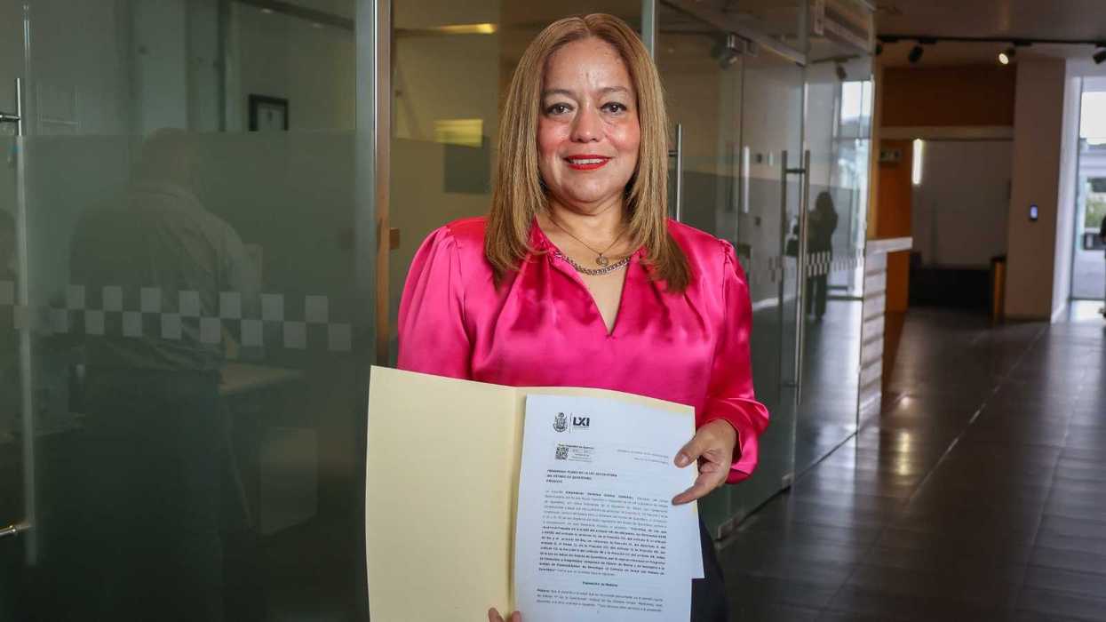 Verónica Galicia Castañón entrega documentos de su reforma a la Ley de Salud de Querétaro en un mostrador con computadora