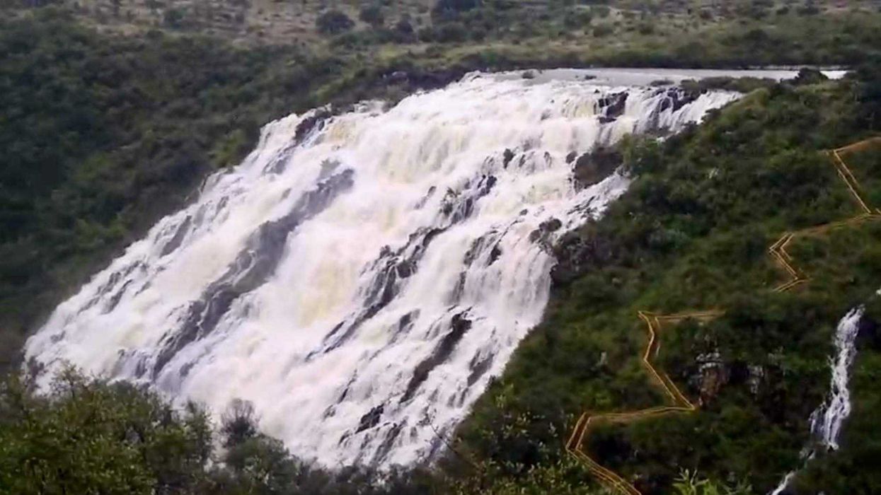 Vertimiento controlado de la presa San Ildefonso que almacena 47.81 millones de metros cúbicos al 100%.