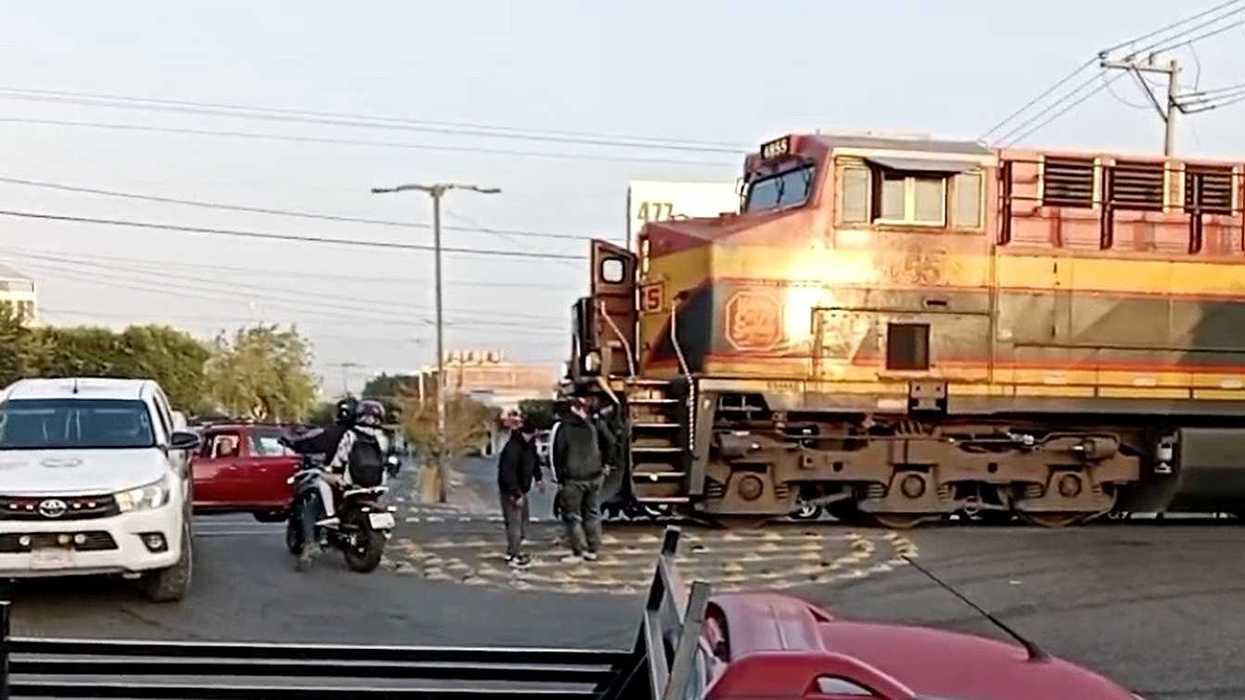 Vía del tren que cruza zona urbana cerca del Mercado Juárez donde un hombre fue arrollado en San Juan del Río
