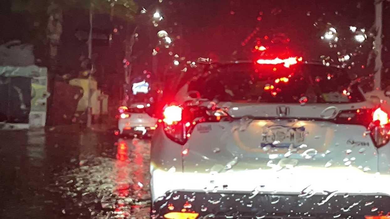 Vialidad de Querétaro con agua acumulada durante temporada de lluvias.