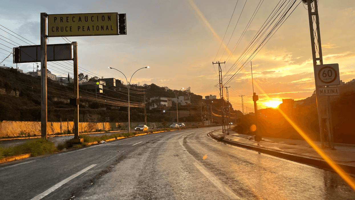 Vialidad mojada en Querétaro tras la lluvia, donde el SMN pronostica chubascos con descargas eléctricas