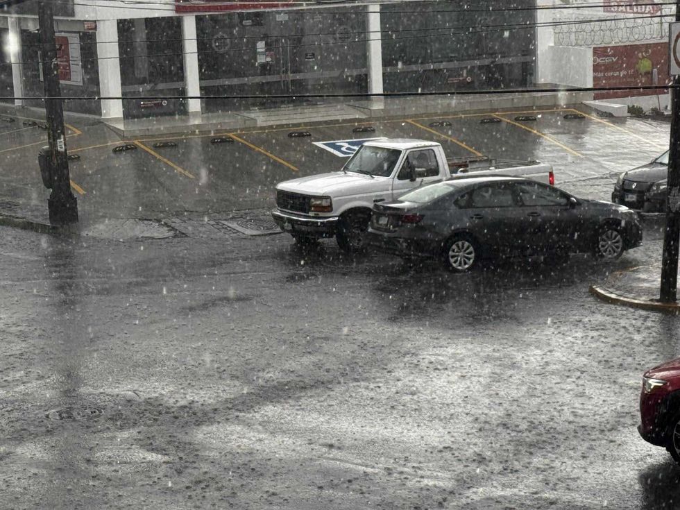 Vialidad mojada tras una fuerte lluvia en San Juan del R\u00edo