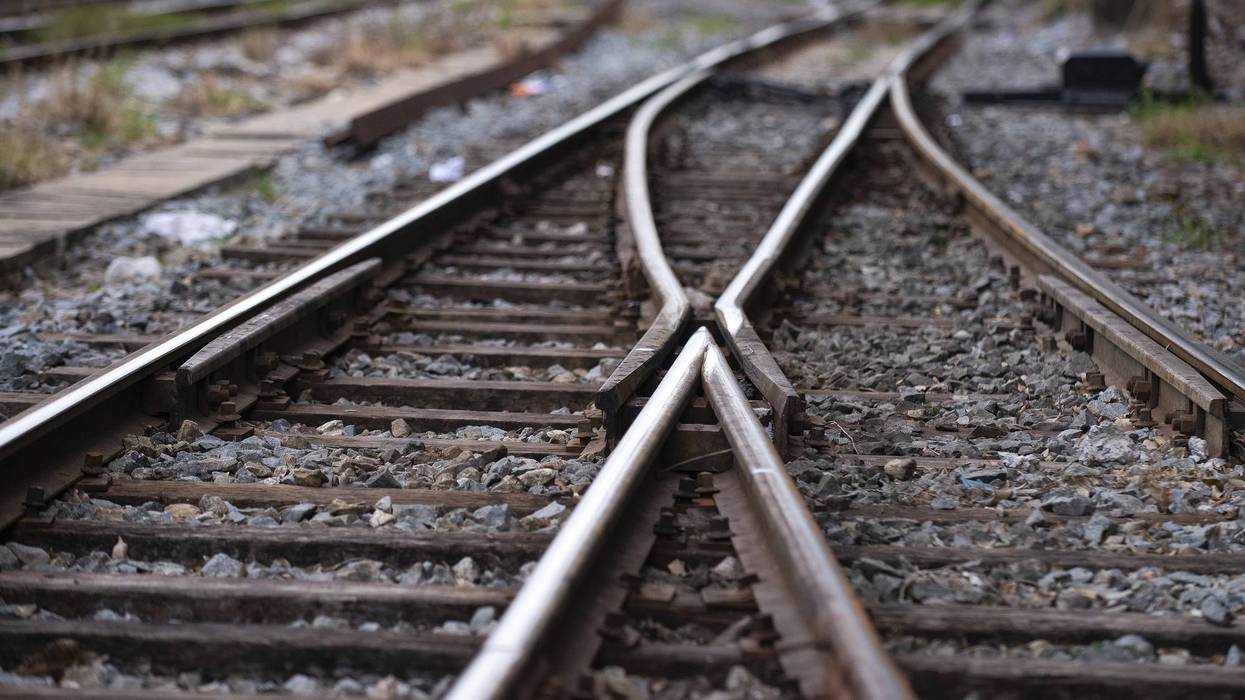 Vías de ferrocarril, imagen de referencia de las obras del Tren México-Querétaro que dañaron viviendas en Las Brujas