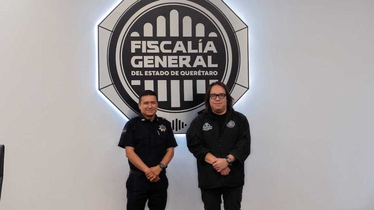 Víctor Antonio De Jesús Hernández y Miguel Ángel Saldívar Trejo posan ante el logotipo de la Fiscalía General del Estado de Querétaro