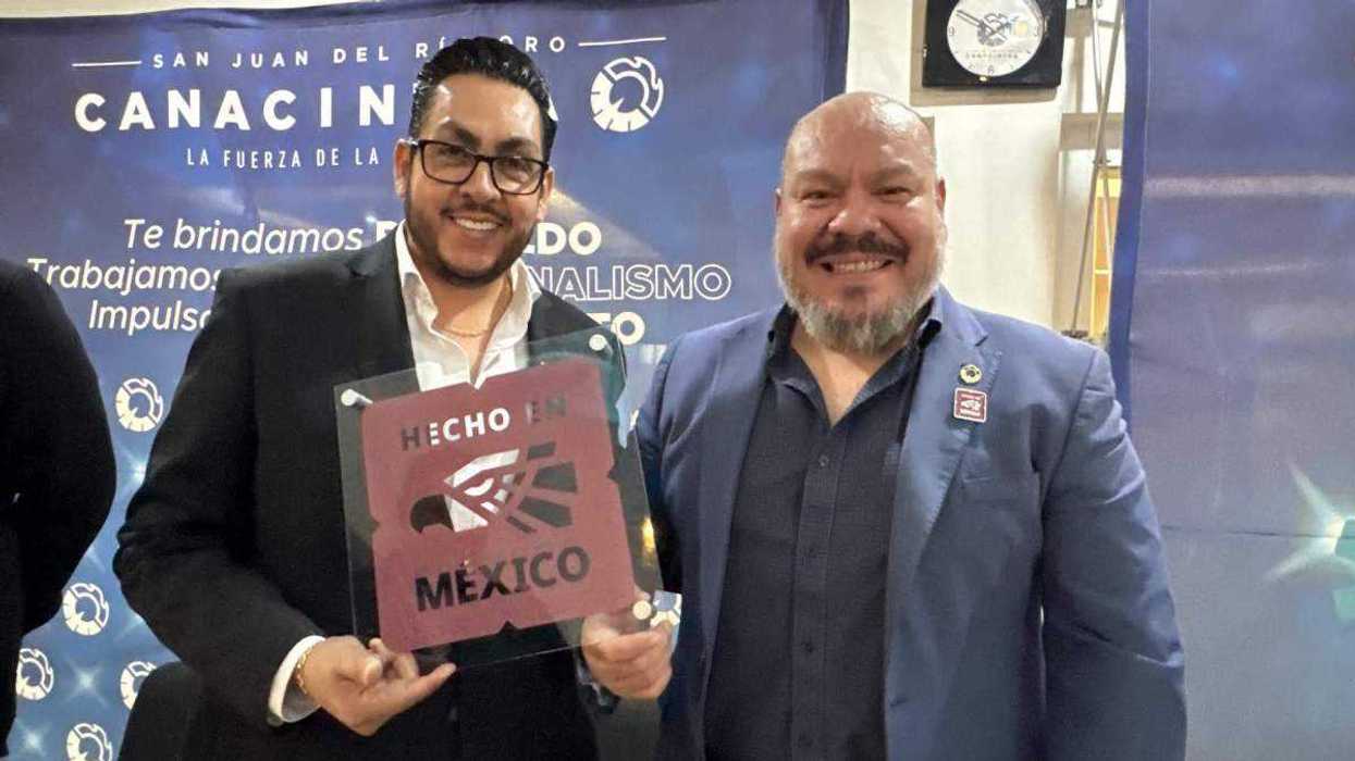 Víctor Hugo Rodríguez López presidente Canacintra recibe distintivo Hecho en México de César Gutiérrez Sánchez en San Juan del Río Querétaro.