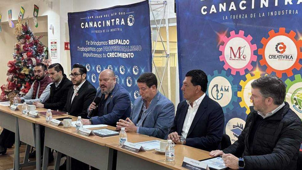 Víctor Hugo Rodríguez López presidente Canacintra recibe distintivo Hecho en México de César Gutiérrez Sánchez en San Juan del Río Querétaro.