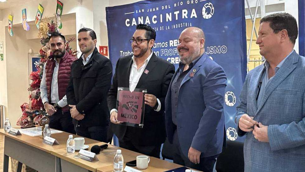 Víctor Hugo Rodríguez López presidente Canacintra recibe distintivo Hecho en México de César Gutiérrez Sánchez en San Juan del Río Querétaro.