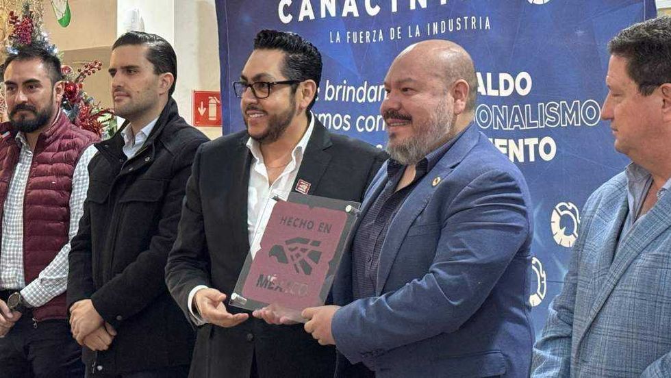 Víctor Hugo Rodríguez López presidente Canacintra recibe distintivo Hecho en México de César Gutiérrez Sánchez en San Juan del Río Querétaro.