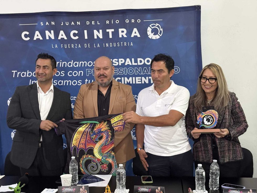 Víctor López, presidente de CANACINTRA San Juan del Río, presenta los detalles de la 10ª Carrera CANACINTRA acompañado de patrocinadores y autoridades deportivas del municipio.