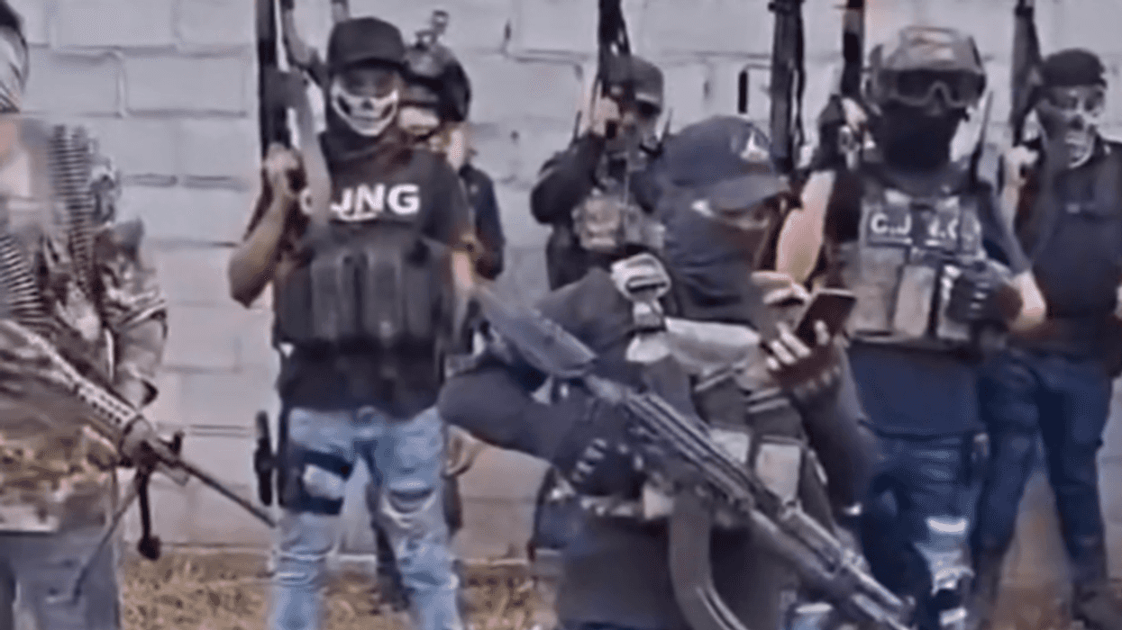 Video difundido en redes sociales muestra a sujetos armados con chalecos atribuidos al CJNG lanzando amenazas contra la Unión Tepito y el Cártel de Tláhuac en la Ciudad de México.