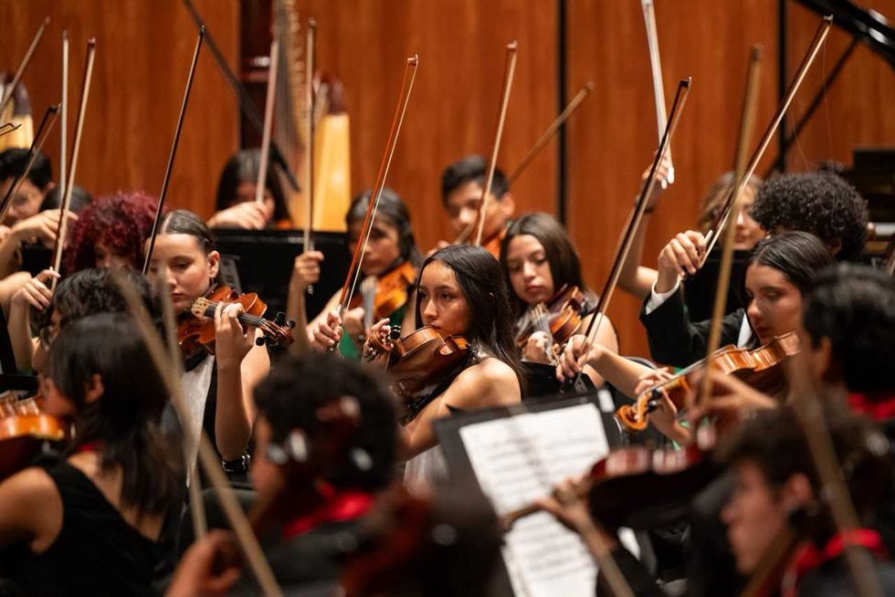 Violinistas de la Orquesta Sinf\u00f3nica Infantil de M\u00e9xico durante su presentaci\u00f3n en el Palacio de Bellas Artes en el cierre de la 34.\u00aa gira nacional, el 9 de agosto de 2026.